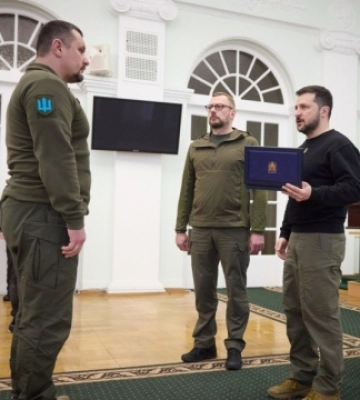 Зеленський відвідав військовий госпіталь на Чернігівщині та вручив нагороди пораненим (відео)