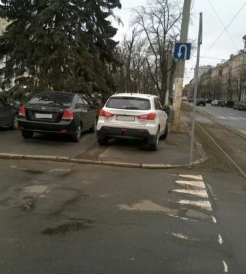 Топ-5 автохамів тижня: у Дніпрі виписали понад 3 700 штрафів за порушення правил паркування