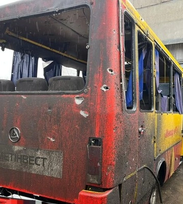 Армія РФ обстріляла автобус в Авдіївці. Загинула жінка