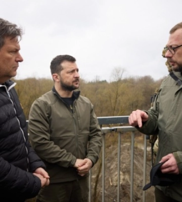 Відбудова Чернігівщини: Зеленський показав віцеканцлеру ФРН ремонт мосту через Десну