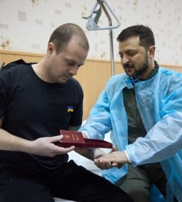 Зеленський відвідав військовий госпіталь на Чернігівщині та вручив нагороди пораненим (відео)