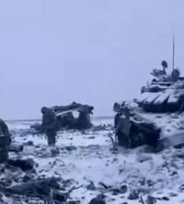 Знищена російська БМП та пошкоджений танк Т-72Б3 поблизу Вугледару на Донеччині. ВIДЕО