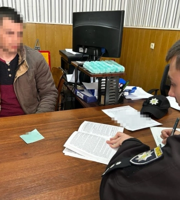 На Одещині водій протаранив огорожу будинку і втік