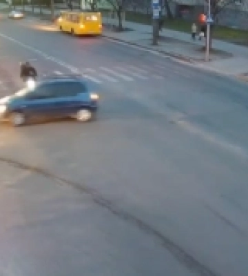 Момент аварії на перехресті у Луцьку, в якій постраждав мотоцикліст, потрапив на камери