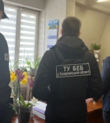 На Закарпатті директора та ексбухгалтера медустанови підозрюють у фінансових махінаціях на 2,2 мільйона