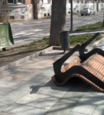 ФОТОФАКТ. В Ужгороді шквальний вітер зніс на набережній лавицю