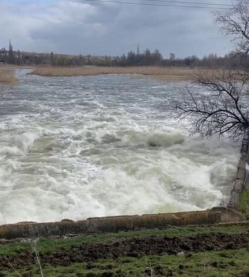 У Краматорську прорвало дамбу водосховища (відео)