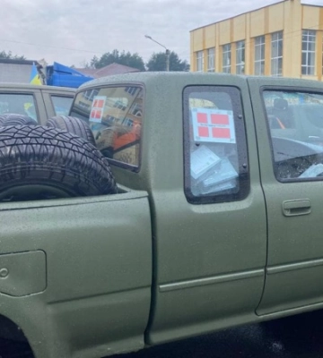 Фермери з Великої Британії передали українським військовим 22 пікапи (Фото)