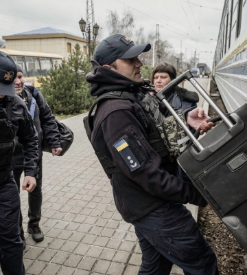 Рятувальники вивезли із зони активних бойових дій на Донеччині ще двох дітей