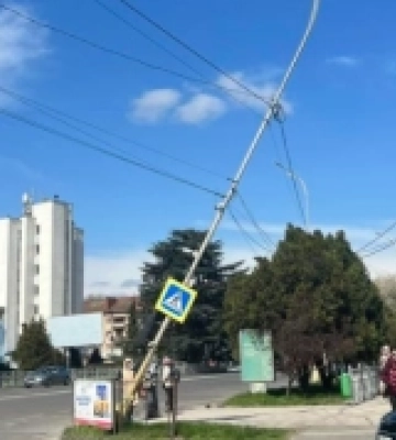 В Ужгороді на містян ледве не впала електроопора