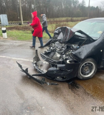 У Житомирському районі зіштовхнулись легковик та автобус