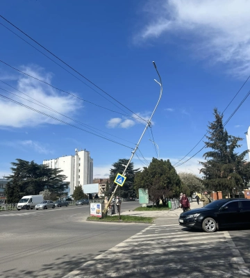 На перехожих в центрі Ужгорода ледь не впала електроопора