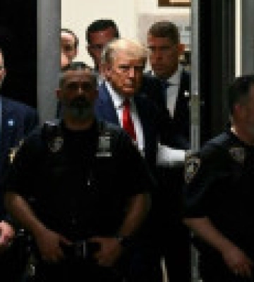 Трамп не признал себя виновным, покинул здание суда и направился во Флориду