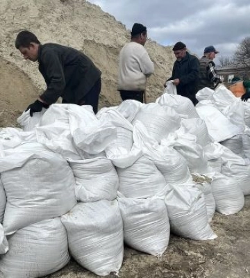 У воді виносили на собі дітей: поліцейські показали відео з Краматорська після прориву дамби