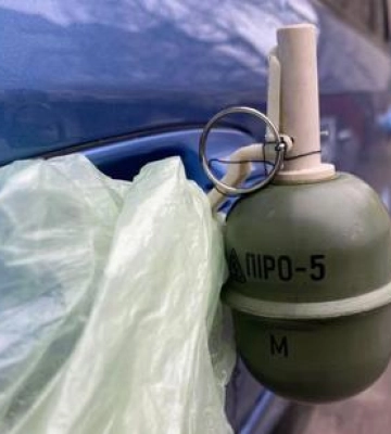На Полтавщині на дверцятах автомобіля знайшли гранату