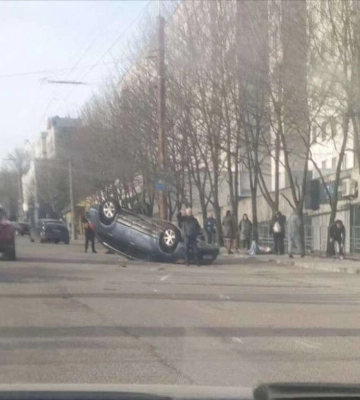 У Дніпрі на Поля легковик перекинувся після зіткнення з іншим авто: відео моменту