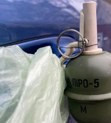 На Полтавщині на дверцятах автомобіля знайшли гранату