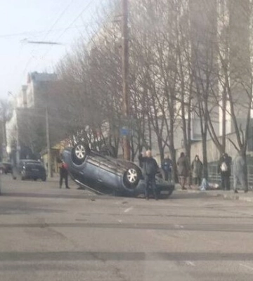 У Дніпрі автомобіль перевернувся на дах (відео моменту ДТП)