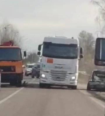 Біля Луцька зіткнулися вантажівка і БМВ: є постраждалий