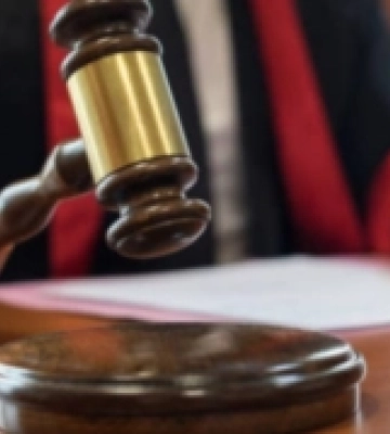 У Корці судили водія, через вину якого пошкоджене авто та електроопора