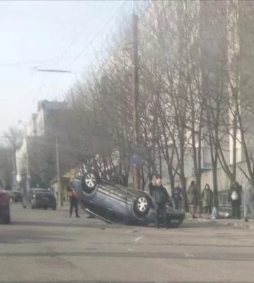 Автівка перекинулась на дах: у Дніпрі на проспекті Поля сталася аварія