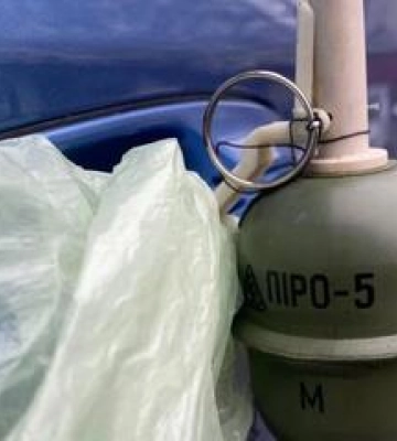 На Полтавщині на дверцятах автомобіля знайшли гранату
