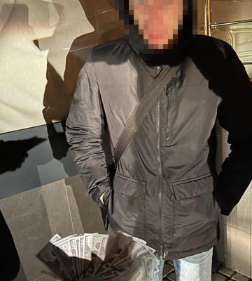 Вимагав у військового $3000 – у Львові поліцейського спіймали на хабарі, - ФОТО