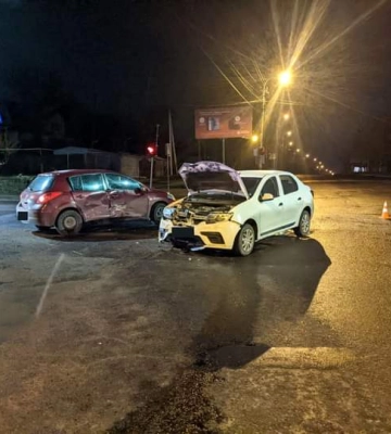 У Рівному зіткнулись два авто, потерпіла пасажирка одного з них
