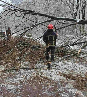 Рятувальники ДСНС оперативно ліквідували наслідки негоди на Вінниччині