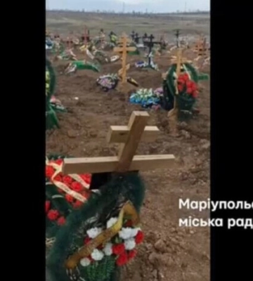 Свежие могилы рядом со снарядами: в Мариуполе сотни новых захоронений горожан (видео)