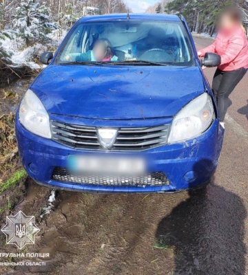 Патрульні допомогли водійці біля села Полиці вибратись з кювету