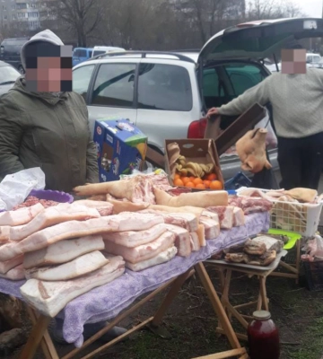 Рівнян просять не купувати продукти у стихійних торговців