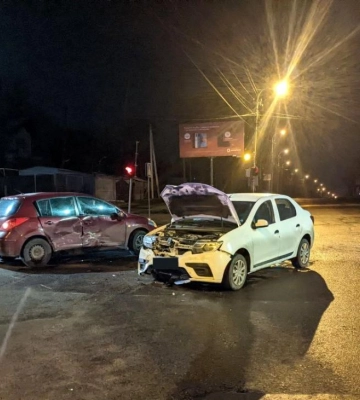У Рівному зіткнулись два авто, потерпіла пасажирка одного з них