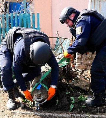 В Запорожской области оккупанты скинули фугасную полутонную авиабомбу во двор жилого дома