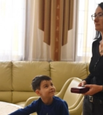 В Ужгороді родині загиблого на війні Василя Дрогомирецького вручили орден &quot;За мужність&quot; III ступеня