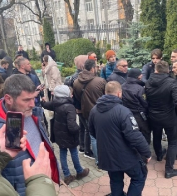 У Львові розгорілися сварки під храмом УПЦ МП, що перейшов до ПЦУ