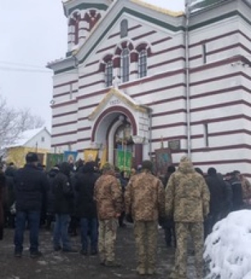 На Буковині сталися сутички на похороні: священики УПЦ МП не давали відспівати загиблого бійця
