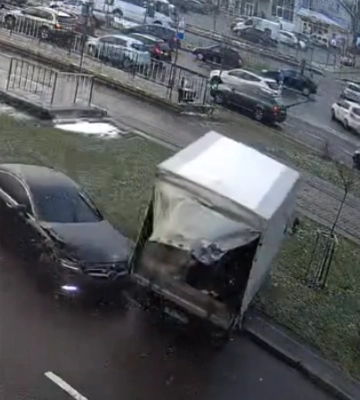 Легковик з розгону перекинув вантажівку на шосе у Львові (відео)