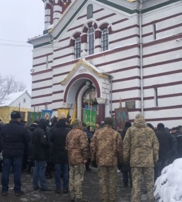 На Буковине произошли стычки на похоронах: священники УПЦ МП не давали отпеть погибшего бойца