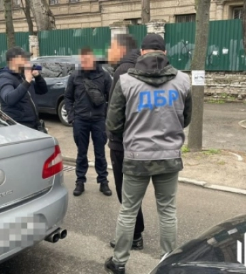 На Дніпропетровщині затримали посадовця Укртрансбезпеки, який вимагав хабарі від перевізників
