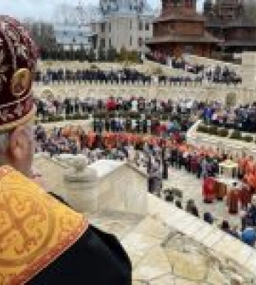Хресна дорога в Зарваниці об’єднала тисячі вірних у молитві за Україну