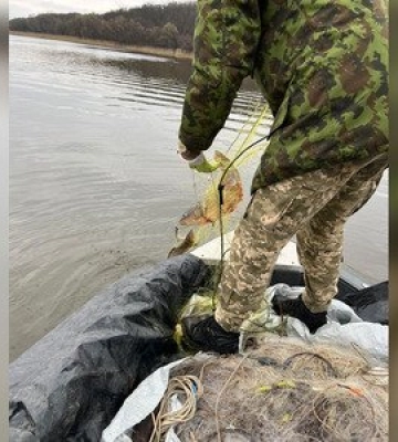 На Полтавщині виявили понад 300 метрів браконьєрських сіток з рибою