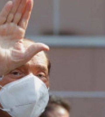 Экс-премьер Италии Сильвио Берлускони попал в реанимацию
