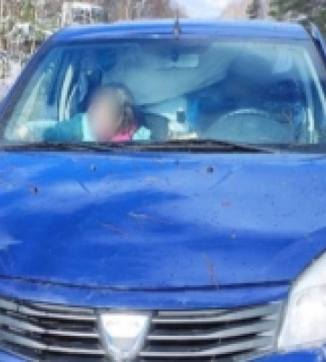У Вараському районі легковик з мамою та дитиною злетів у кювет
