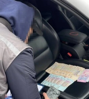 На Дніпропетровщині затримали посадовця Укртрансбезпеки, який вимагав хабарі від перевізників