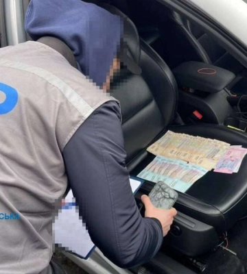 На Дніпропетровщині затримали посадовця Укртрансбезпеки, який вимагав хабарі від перевізників