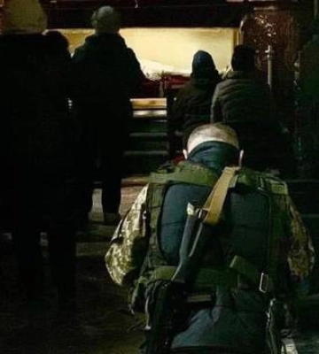 Украинский защитник молился на коленях во Львовском храме: щемящее фото