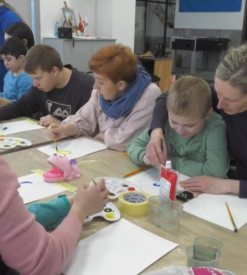 У Полтаві для дітей з аутизмом провели творче заняття «Великодня писанка»