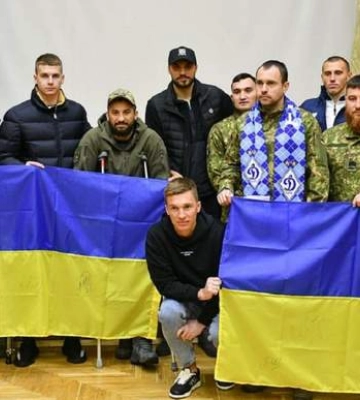 Футболисты Динамо посетили раненых военных в госпиталях: видео теплой встречи
