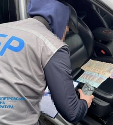 В Днепре на взятке задержали инспектора Укртрансбезопасности